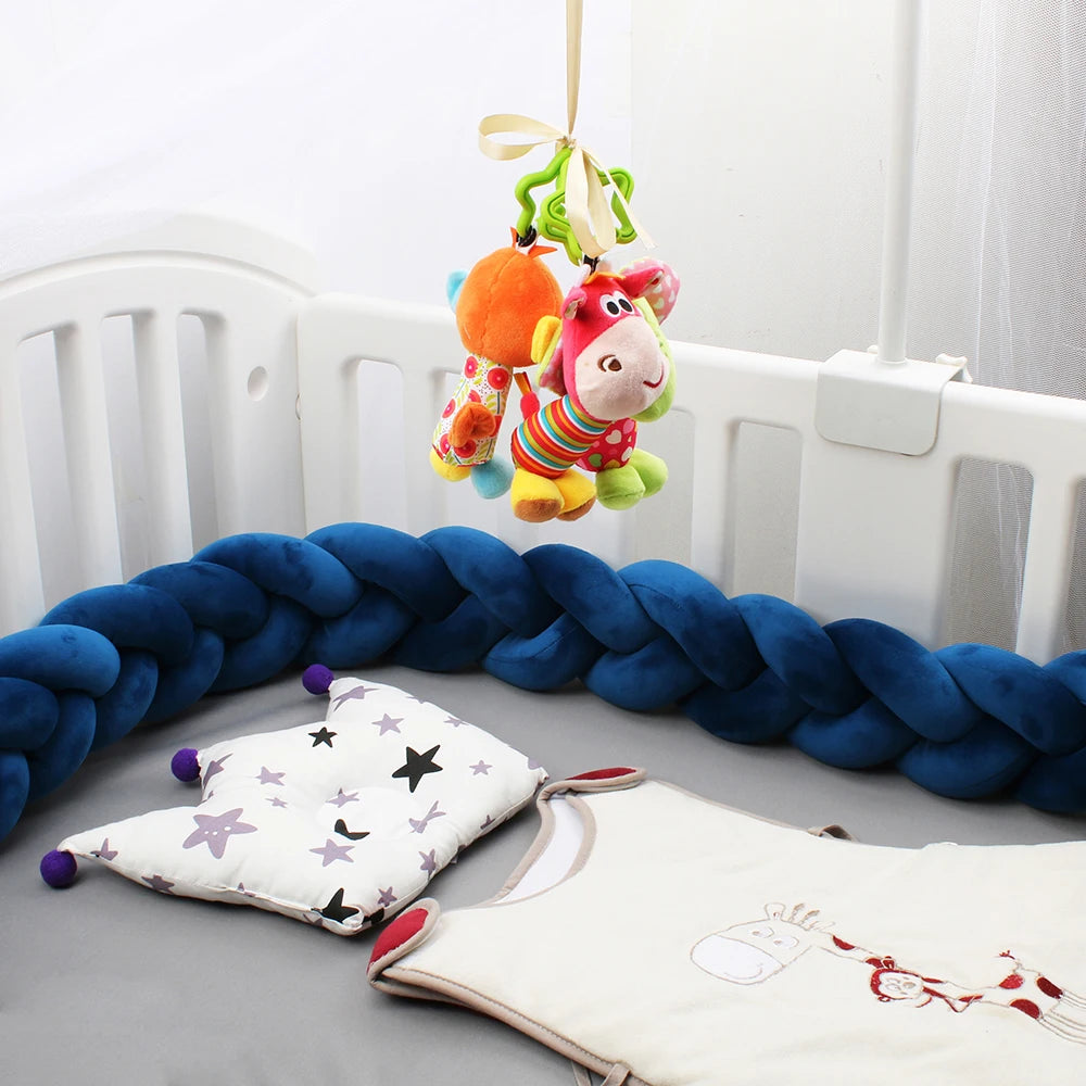 tour-de-lit-tresse-bleu-fonce-chambre-bébé