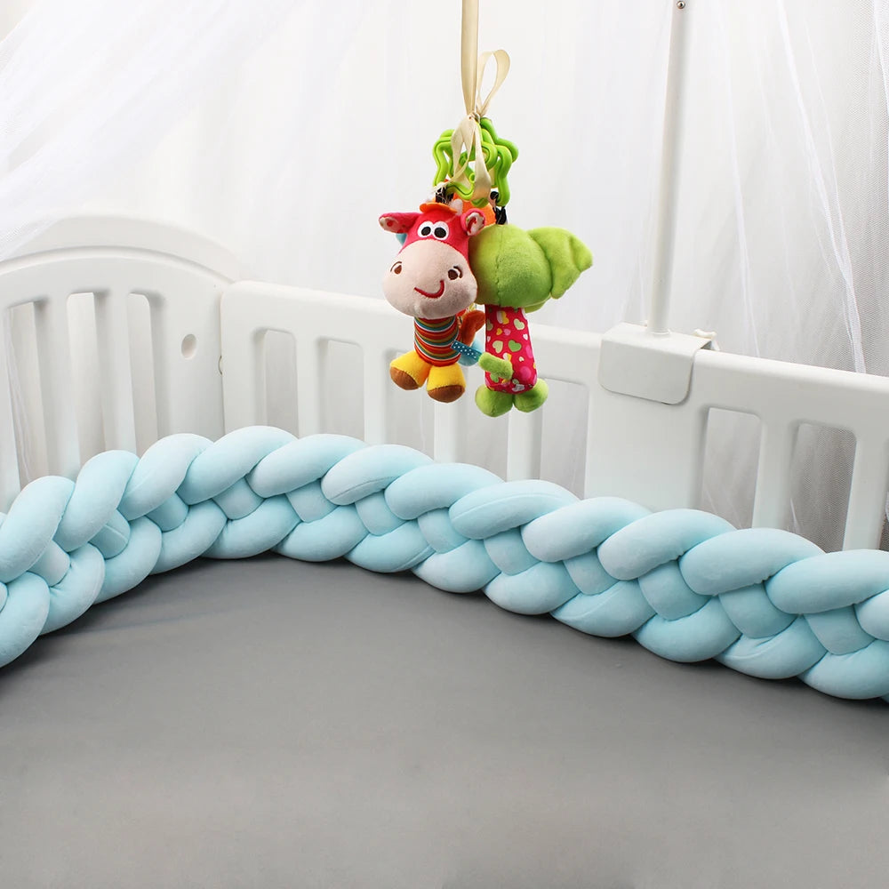 tour-de-lit-tresse-bleu-dans-la-chambre-bébé
