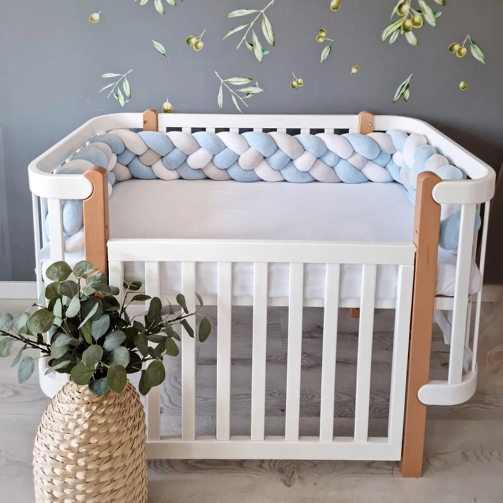tour-de-lit-tresse-bleu-blanc-chambre-bébé