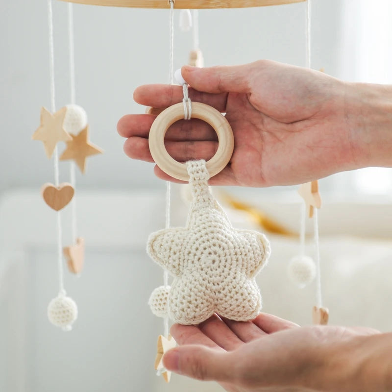 mobile-en-bois-bebe-pour-votre-tout-petit