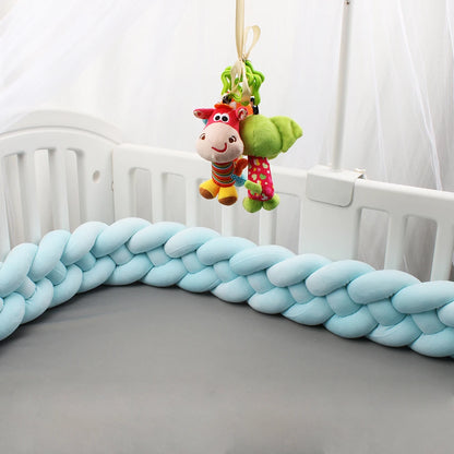 tour-de-lit-tresse-bleu-dans-la-chambre-bébé
