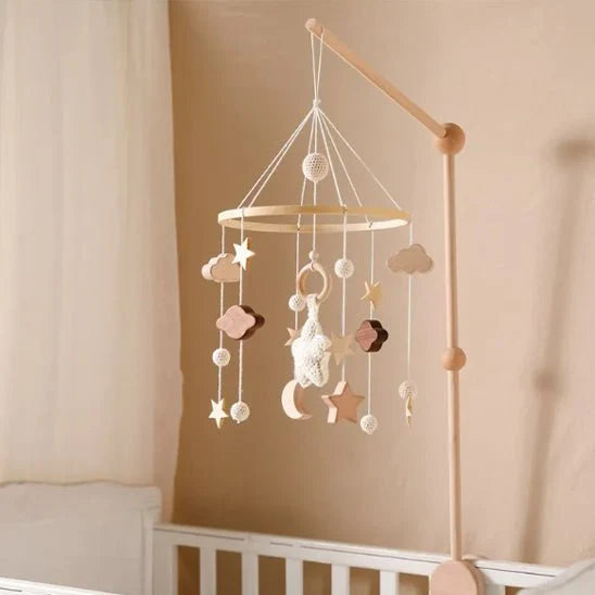 mobile-en-bois-bebe-chambre-de-bébé